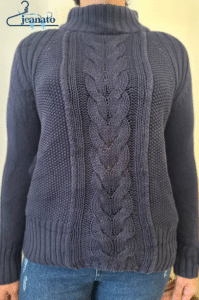 لباس بافت گرم سرمه‌ای طرح‌دار، انتخاب کسانی که استایل زمستانی شیک می‌خواهند. گرم، خوش‌دوخت و فری‌سایز. مناسب دانشجو، مهمانی و روزمره