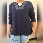 لباس سرمه‌ای زنانه با یقه گلدوزی کارشده – شیک، راحت و همه‌کاره