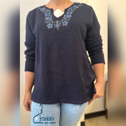 لباس سرمه‌ای زنانه با یقه گلدوزی کارشده – شیک، راحت و همه‌کاره