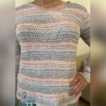 نمای نزدیک بافت زیگزاگی و یقه گرد شومیز جین‌وست