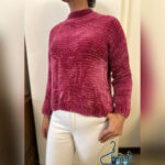 نمای نزدیک بافت مخملی لطیف و ضدپرز پولیور Lefties صورتی فوشیا وارداتی اروپا