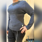 نمای نزدیک بافت نرم و راه‌راه کج بلوز زارا اصل سربی