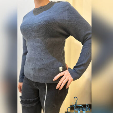 نمای نزدیک بافت نرم و راه‌راه کج بلوز زارا اصل سربی